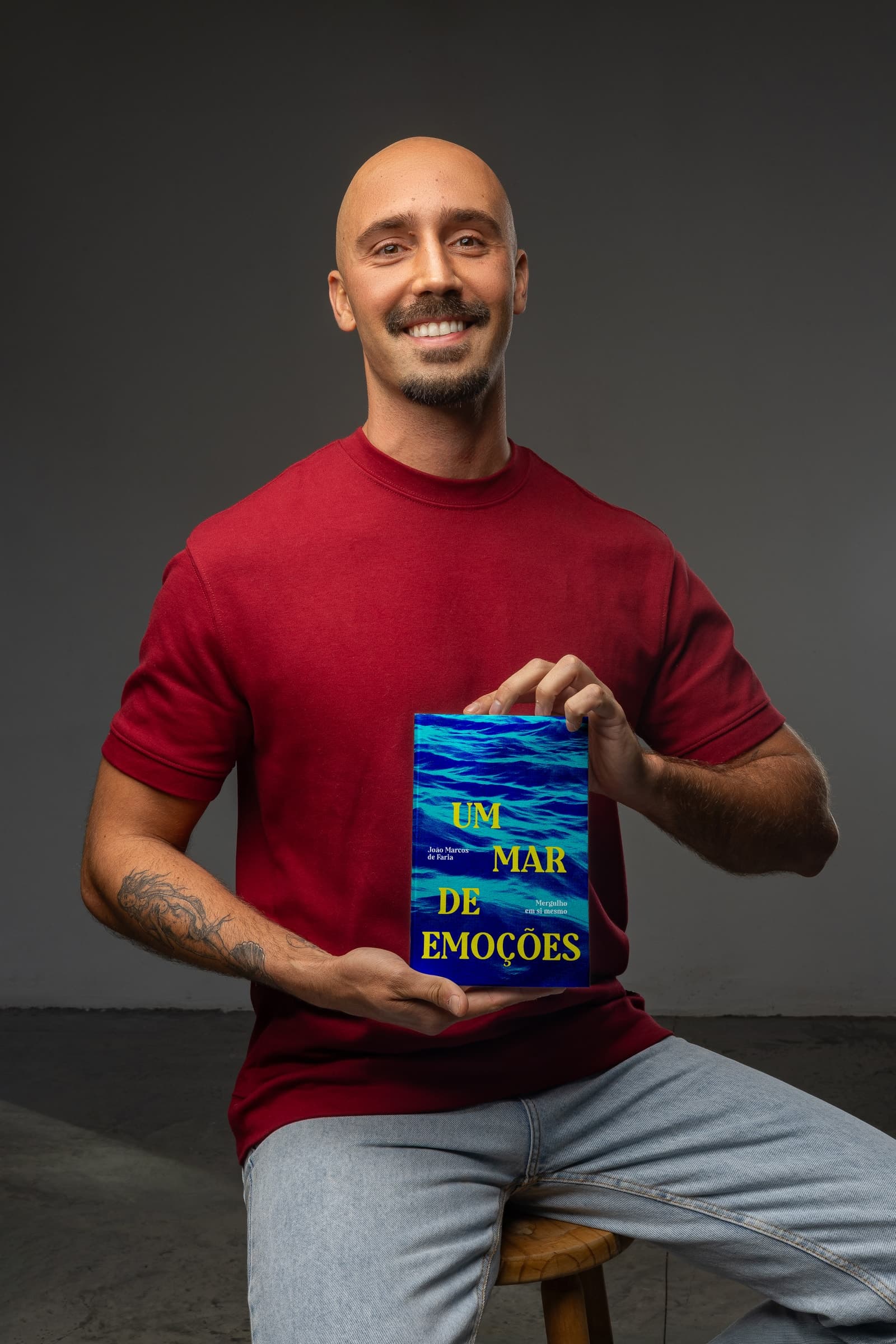 João Marcos de Faria com o livro Um Mar de Emoções