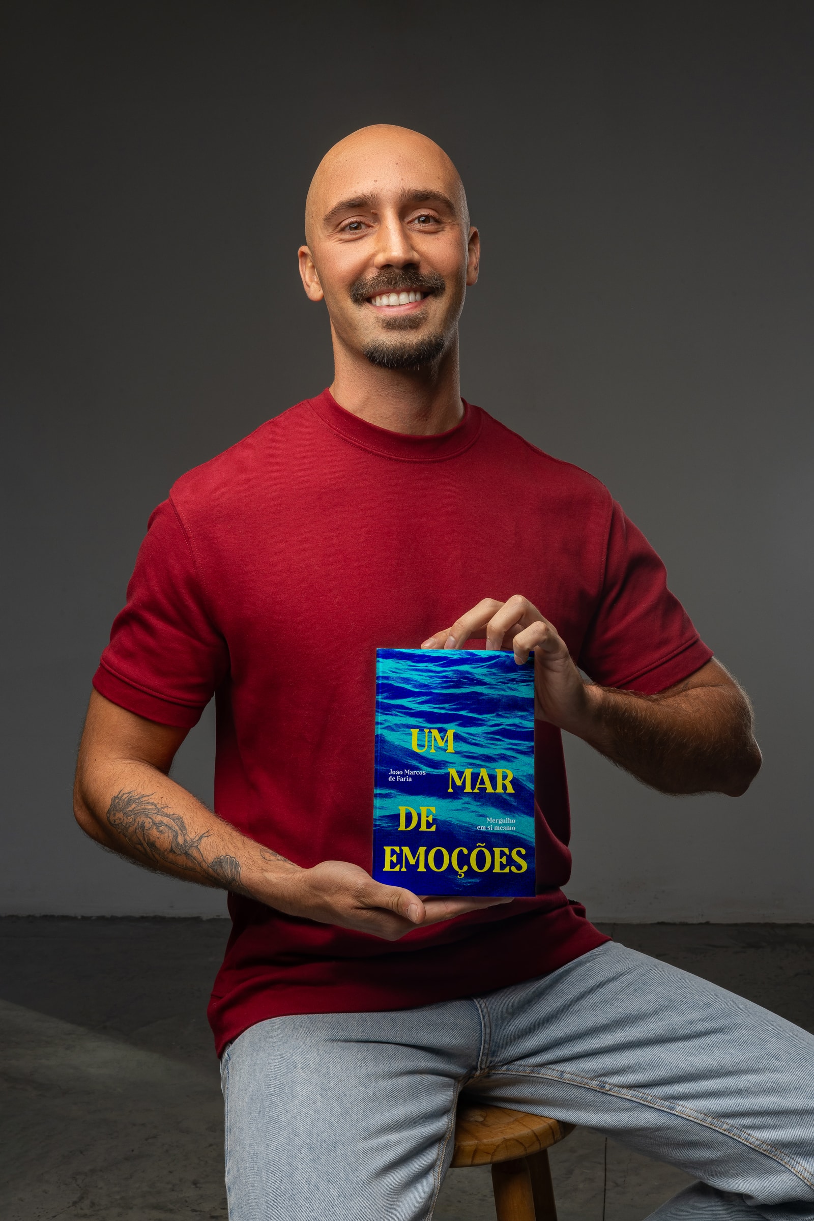 João Marcos de Faria com o livro Um Mar de Emoções